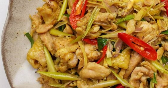 Món Ngon Dễ Nấu Những Món Ăn Ngon Miệng Và Dễ Làm Tại Nhà 4 Với những miếng thịt gà vàng giòn được xào cùng sả đập dập và ớt, tạo nên một món ăn có màu sắc bắt mắt và hương thơm nồng nàn.